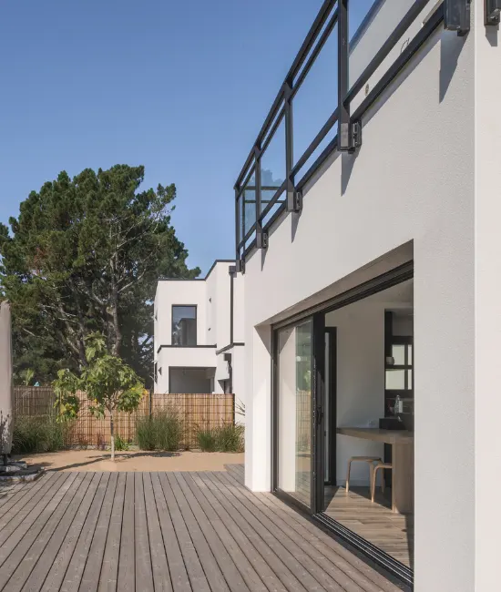 façade maison cubique avec toit plat