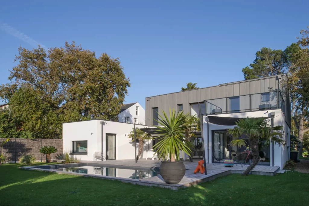 Construire une maison avec piscine : comment bien préparer son projet ?